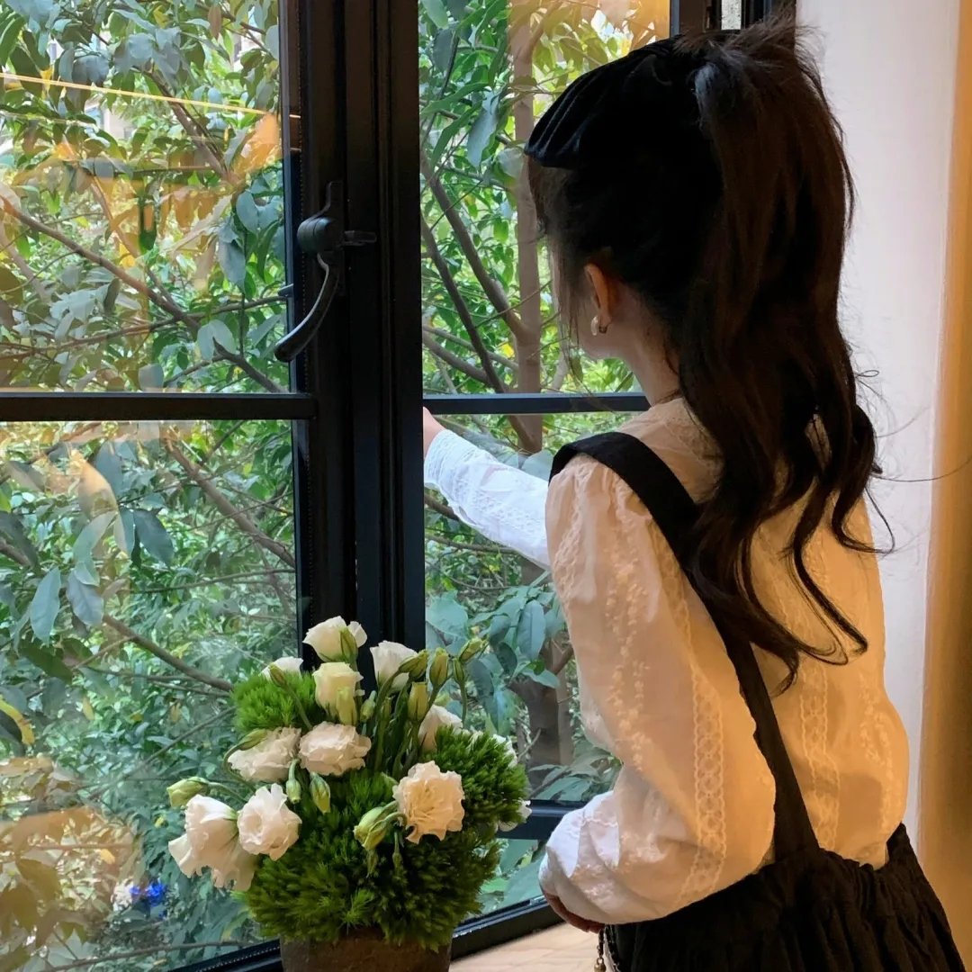 圆月映花都